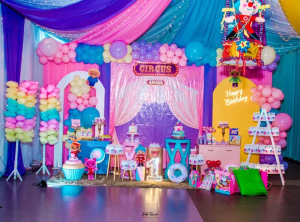 Decoración vibrante de cumpleaños infantil en un hermoso salón de eventos amazónicos, ideal como lugar para fiestas Amazonas